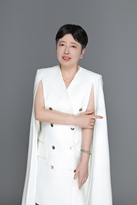 吕峥女士